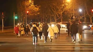 夜晚人流素材下班的白领人群和行人脚步视频的预览图
